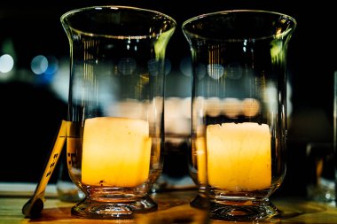 Şatafatlı yemek masaları ve cam eşyalar, güzel bulanık arka plan. Etkinlikler, düğünler için. Düğünler, doğum günleri ve kutlamalar için aksesuarlar. Düğün, restoran.,