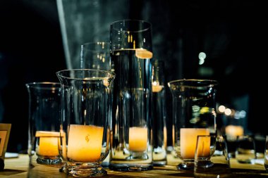 Şatafatlı yemek masaları ve cam eşyalar, güzel bulanık arka plan. Etkinlikler, düğünler için. Düğünler, doğum günleri ve kutlamalar için aksesuarlar. Düğün, restoran.,