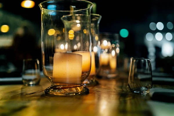 Şatafatlı yemek masaları ve cam eşyalar, güzel bulanık arka plan. Etkinlikler, düğünler için. Düğünler, doğum günleri ve kutlamalar için aksesuarlar. Düğün, restoran.,