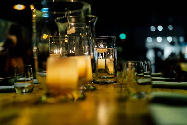 Şatafatlı yemek masaları ve cam eşyalar, güzel bulanık arka plan. Etkinlikler, düğünler için. Düğünler, doğum günleri ve kutlamalar için aksesuarlar. Düğün, restoran.,