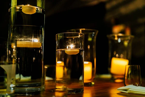 Şatafatlı yemek masaları ve cam eşyalar, güzel bulanık arka plan. Etkinlikler, düğünler için. Düğünler, doğum günleri ve kutlamalar için aksesuarlar. Düğün, restoran.,