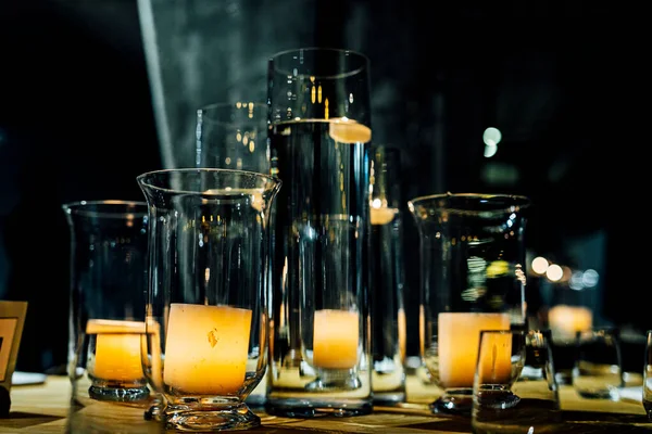 Şatafatlı yemek masaları ve cam eşyalar, güzel bulanık arka plan. Etkinlikler, düğünler için. Düğünler, doğum günleri ve kutlamalar için aksesuarlar. Düğün, restoran.,