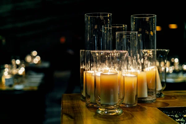 Şatafatlı yemek masaları ve cam eşyalar, güzel bulanık arka plan. Etkinlikler, düğünler için. Düğünler, doğum günleri ve kutlamalar için aksesuarlar. Düğün, restoran.,