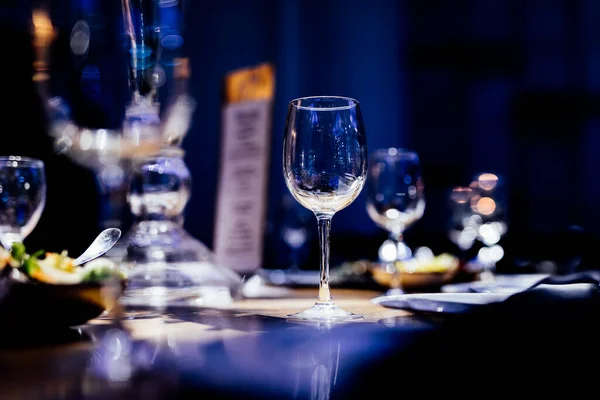 Luxus Asztal Beállítások Finom Étkezési Üvegáruk Öntés Bort Üveg Gyönyörű — Stock Fotó