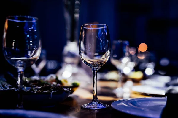식탁에 식사와 유리병을 포도주를 유리에 아름다운 결혼식을 준비하는 레스토랑 — 스톡 사진