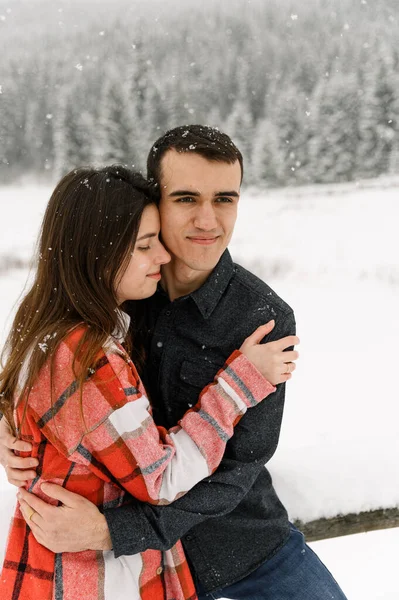 Liefdevol Koppel Shirt Een Winterwandeling Man Vrouw Hebben Plezier Het — Stockfoto