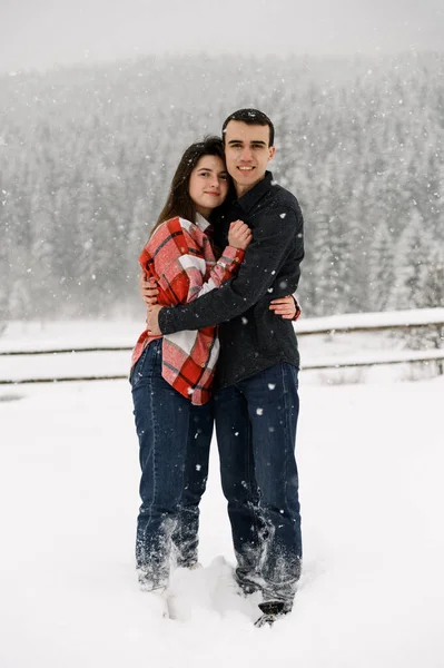 Kochająca Para Koszuli Zimowym Spacerze Mężczyzna Kobieta Bawiący Się Mroźnym — Zdjęcie stockowe