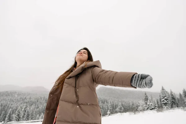 Bella Ragazza Cammina Una Nevicata Giovane Donna Diverte Nella Foresta — Foto Stock