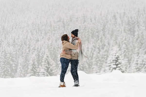 Camina Invierno Abrazando Pareja Disfrutando Las Nevadas Hombre Mujer Divirtiéndose — Foto de Stock