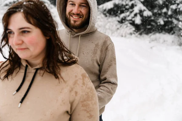 Walk Winter Embracing Couple Enjoying Snowfall Man Woman Having Fun — Stock Photo, Image