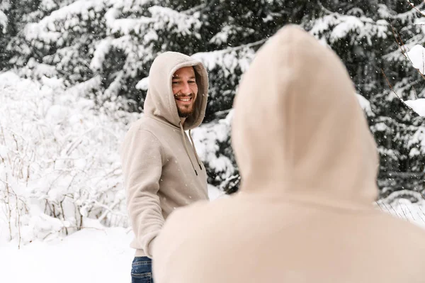 Cammina Inverno Abbracciare Coppia Godendo Nevicate Uomo Donna Divertono Nella — Foto Stock
