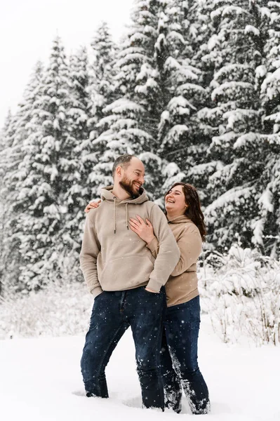 Procházka Zimě Přijímající Pár Užívající Sněžení Muž Žena Baví Mrazivém — Stock fotografie