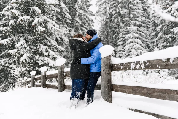 Camina Invierno Abrazando Pareja Disfrutando Las Nevadas Hombre Mujer Divirtiéndose —  Fotos de Stock