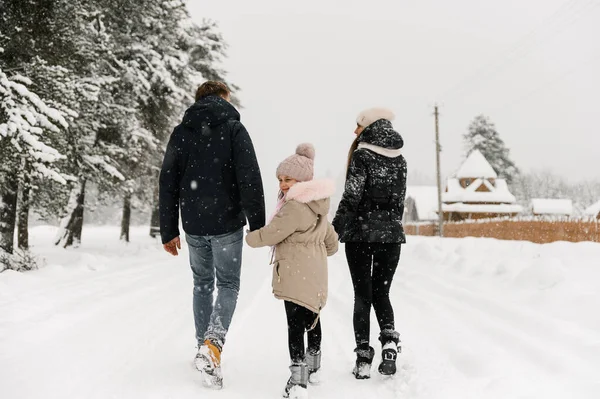 Famiglia Felice Divertirsi Nella Foresta Invernale Madre Padre Dauther Giocano — Foto Stock