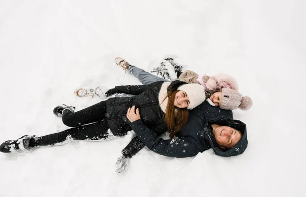 Szczęśliwa Rodzina Baw Się Dobrze Zimowym Lesie Matka Ojciec Córka — Zdjęcie stockowe