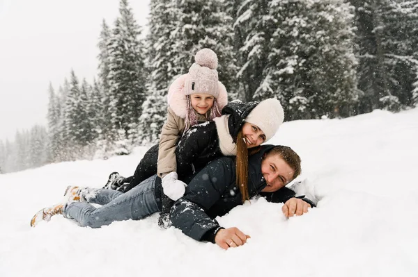 Szczęśliwa Rodzina Baw Się Dobrze Zimowym Lesie Matka Ojciec Córka — Zdjęcie stockowe