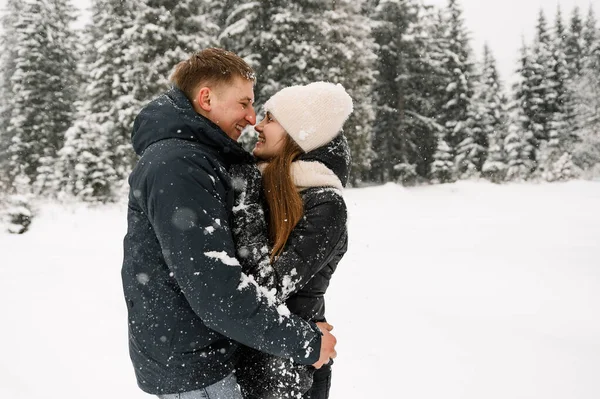 Kochająca Para Przytulająca Się Zimowym Spacerze Młoda Rodzina Bawiąca Się — Zdjęcie stockowe