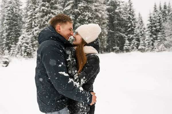 Pareja Cariñosa Abrazándose Una Caminata Invierno Familia Joven Divirtiéndose Bosque —  Fotos de Stock