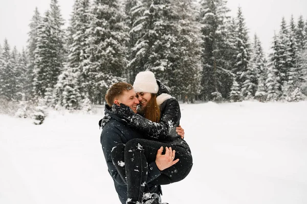 Pareja Cariñosa Abrazándose Una Caminata Invierno Familia Joven Divirtiéndose Bosque — Foto de Stock