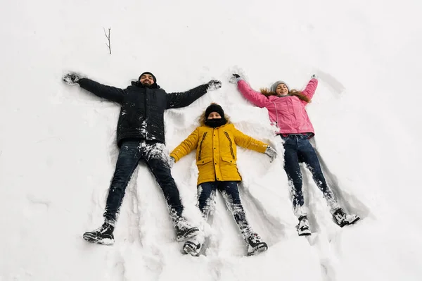 Ευτυχισμένη Οικογένεια Διασκεδάστε Στο Χειμερινό Δάσος Και Κοιτάζοντας Την Κάμερα — Φωτογραφία Αρχείου