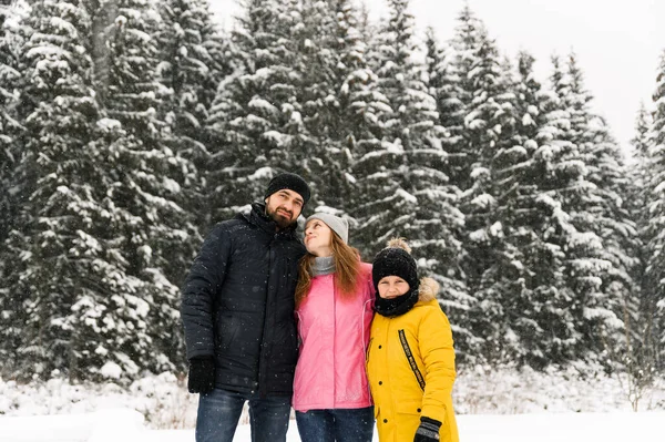 Szczęśliwa Rodzina Baw Się Zimowym Lesie Patrząc Kamerę Matka Ojciec — Zdjęcie stockowe