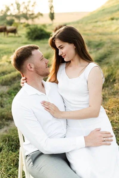 Nowożeńcy Siedzą Krześle Czule Się Przytulają Dziewczyna Chłopakiem Romantycznej Randce — Zdjęcie stockowe