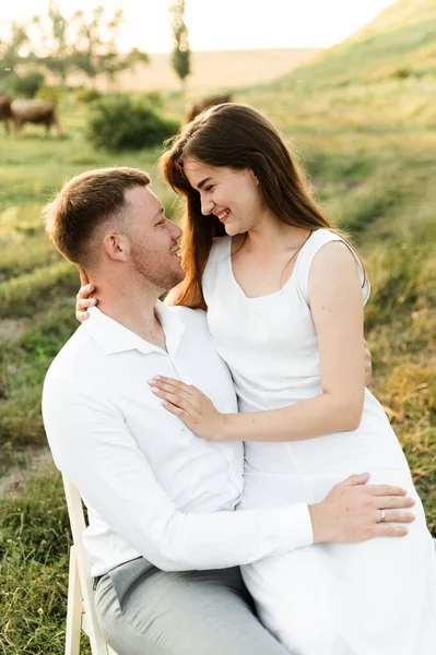 Nygifta Sitter Stol Och Kramas Ömt Flicka Med Pojkvän Romantisk — Stockfoto