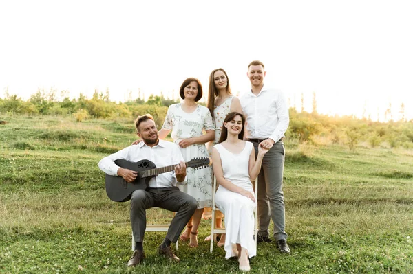 Velká Krásná Rodina Pěti Lidmi Kteří Smějí Mluví Rodinný Portrét — Stock fotografie