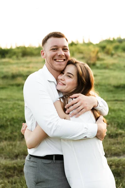 Tipo Feliz Abraça Noiva Pôr Sol Dia Retrato Casal Apaixonado — Fotografia de Stock