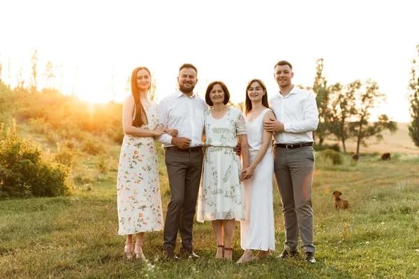 Retrato Una Hermosa Familia Hija Con Mamá Hijo Con Hermana — Foto de Stock