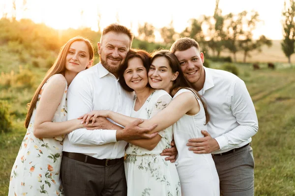 Family Different Ages Hugs Tightly Being Nature Sunset Family Five — Stock Photo, Image