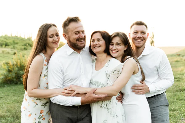 Amar Joven Familia Abrazándose Sonriendo Juntos Fondo Naturaleza Retrato Una — Foto de Stock