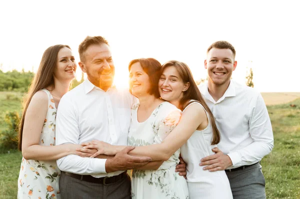 Rodina Různého Věku Při Západu Slunce Pevně Objímá Přírodě Rodina — Stock fotografie