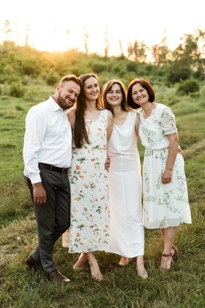 Orta Yaşlı Anne Baba Iki Yetişkin Kıza Şefkatle Sarılıyor Güzel — Stok fotoğraf