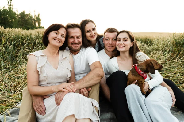 Grande Família Com Cinco Pessoas Senta Campo Trigo Pôr Sol — Fotografia de Stock