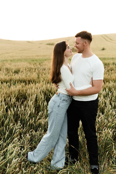 Zamilovaný Mladý Pár Stojí Při Západu Slunce Pšeničném Poli Kluk — Stock fotografie