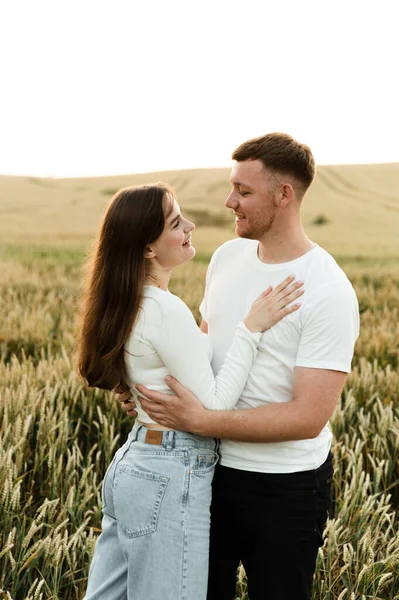 Genç Aşık Çift Gün Batımında Bir Buğday Tarlasında Ayakta Duruyor — Stok fotoğraf