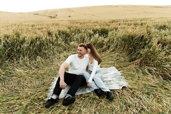 Una Pareja Joven Sienta Una Colcha Medio Campo Atardecer Amantes — Foto de Stock