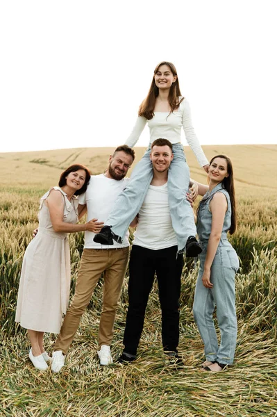 Šťastní Lidé Pšeničném Poli Baví Lidé Stejném Stylu Oblečení Rodina — Stock fotografie