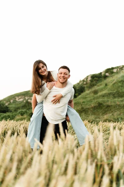 Buğday Tarlasında Oynayıp Gülen Aşıklar Modern Bir Çiftin Romantik Ilişkisi — Stok fotoğraf
