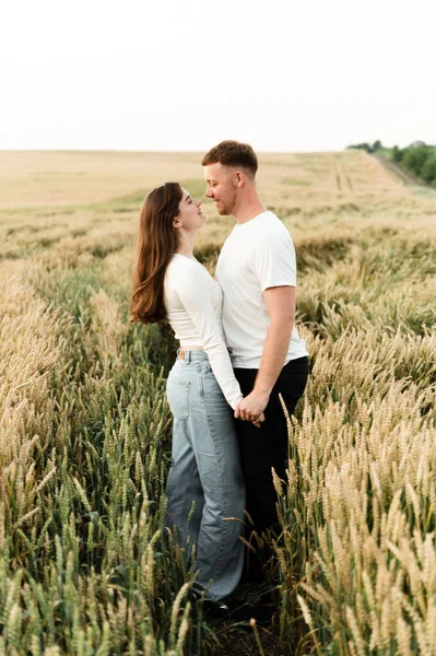 Любителі Пшеничного Поля Грають Сміються Романтичні Стосунки Сучасної Пари Закохані — стокове фото