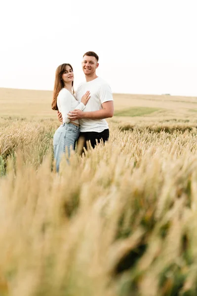 Una Pareja Enamorada Encuentra Entre Campo Trigo Toman Mano Chico — Foto de Stock