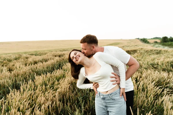 Giovane Ragazzo Con Una Ragazza Stanno Camminando Bel Tramonto Della — Foto Stock