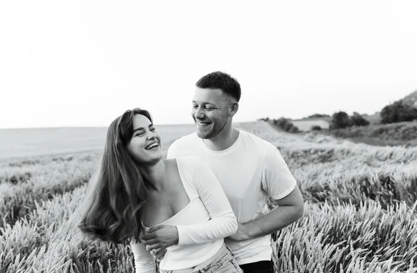 Giovane Ragazzo Con Una Ragazza Stanno Camminando Bel Tramonto Della — Foto Stock