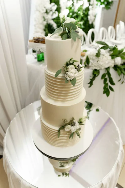 花で飾られたモダンなウェディングケーキ 素敵なウェディングケーキ — ストック写真