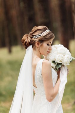 Elinde bir düğün buketi tutan güzel bir gelinin portresi. Tatlı gelin.