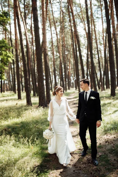 Amoureux Embrasser Être Dans Nature Les Mariés Marchent Dans Forêt — Photo