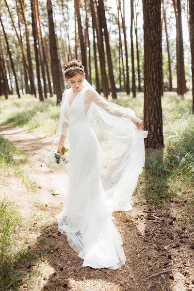 Een Leuke Bruid Spinnen Een Trouwjurk Wezen Buiten Het Bos — Stockfoto