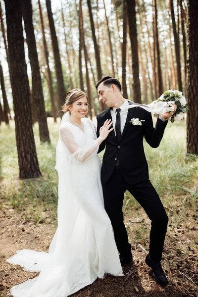 Noivo Abraça Noiva Dia Casamento Par Jovem Amantes Caminham Floresta — Fotografia de Stock