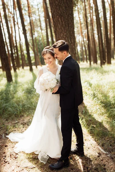Casal Casamento Parque Noiva Europeia Noivo Beijando Parque Noiva Feliz — Fotografia de Stock